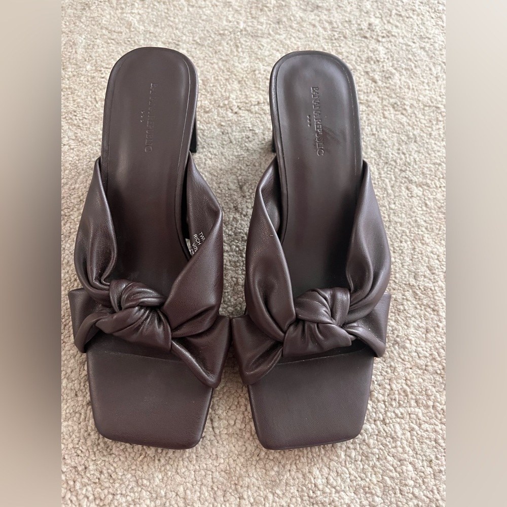 Banana republic heels size: 7.5